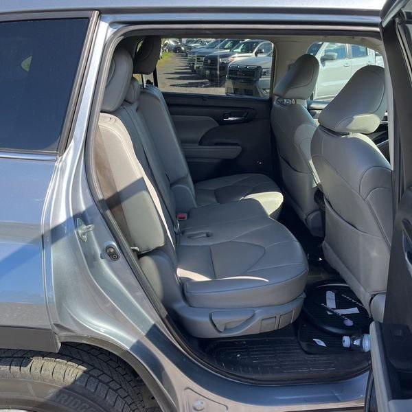 used 2022 Toyota Highlander car, priced at $37,746