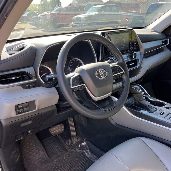 used 2022 Toyota Highlander car, priced at $37,746