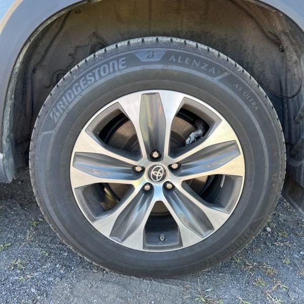 used 2022 Toyota Highlander car, priced at $37,746