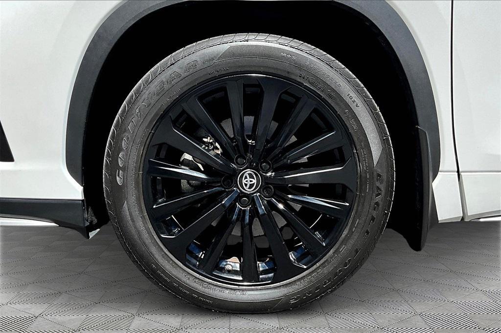 used 2024 Toyota Highlander car, priced at $39,876