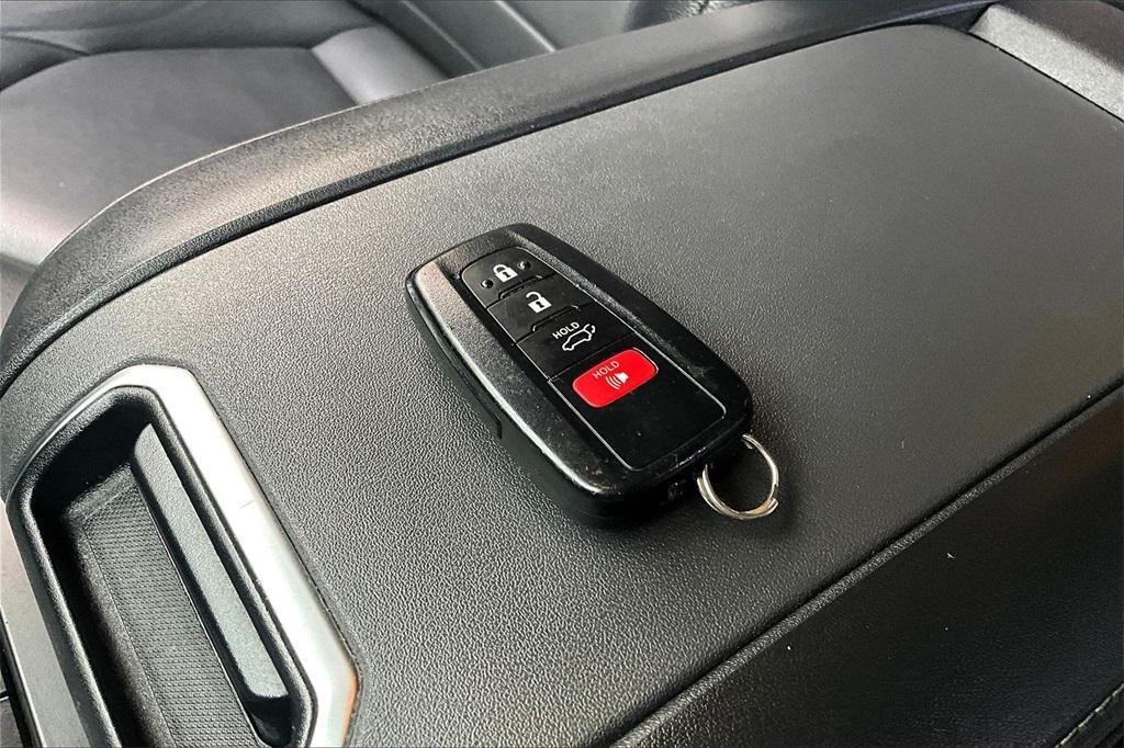 used 2021 Toyota Highlander car, priced at $31,875