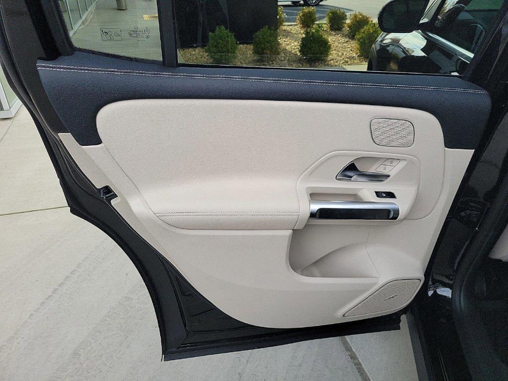 new 2024 Mercedes-Benz GLB 250 car, priced at $55,010