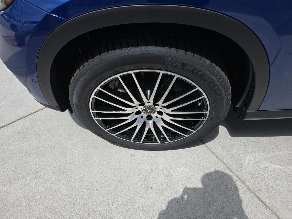 new 2025 Mercedes-Benz GLC 300 car, priced at $58,290