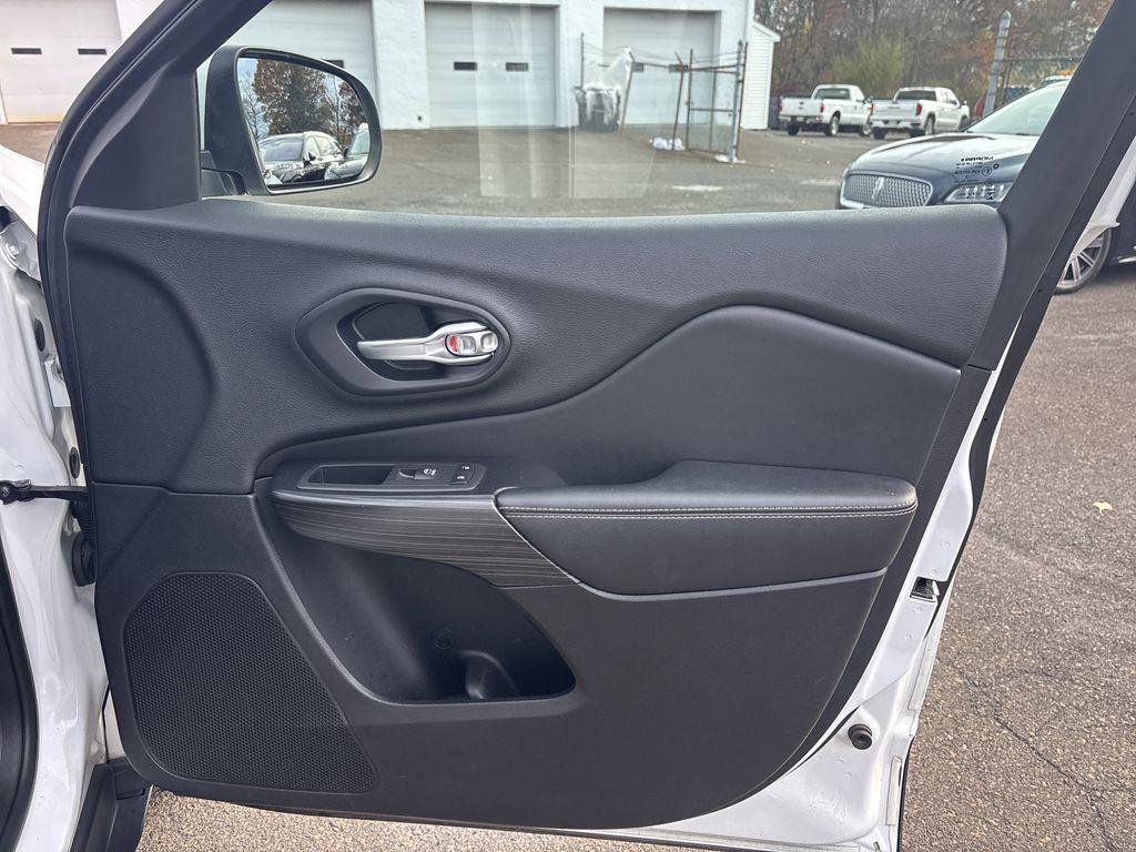 used 2015 Jeep Cherokee car, priced at $8,890