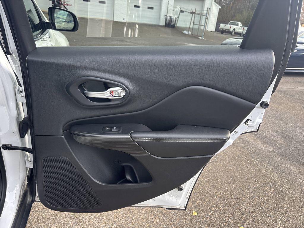 used 2015 Jeep Cherokee car, priced at $8,890