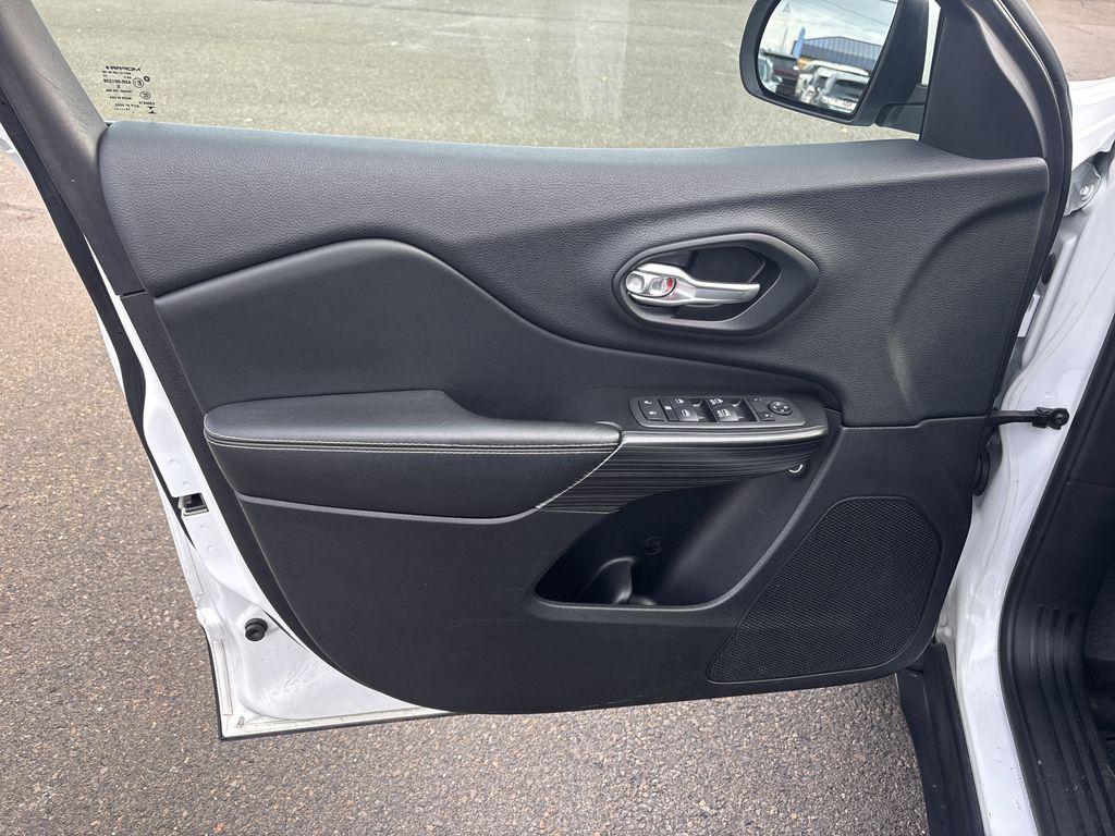 used 2015 Jeep Cherokee car, priced at $8,890