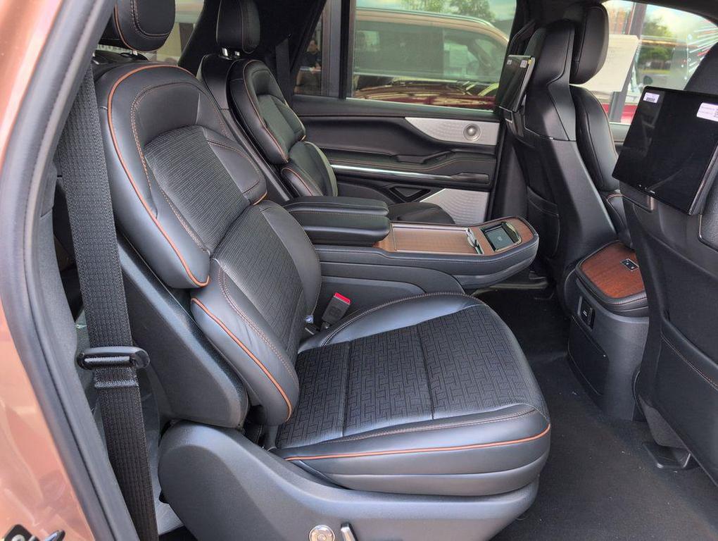 new 2025 Lincoln Navigator car, priced at $123,435