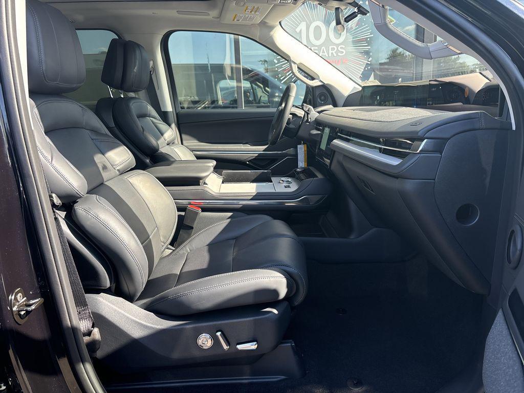 new 2025 Lincoln Navigator car, priced at $103,980