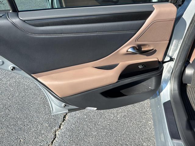 used 2025 Lexus ES 300h car, priced at $52,500