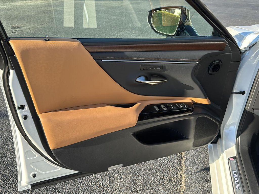 new 2025 Lexus ES 300h car, priced at $54,910