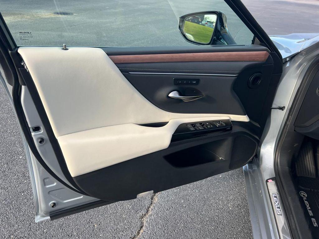 new 2025 Lexus ES 300h car, priced at $52,094