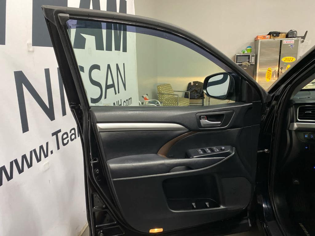 used 2017 Toyota Highlander car, priced at $21,452