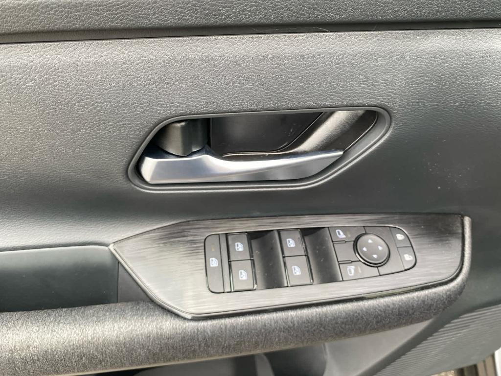 new 2025 Nissan Kicks car, priced at $28,014