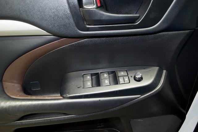 used 2019 Toyota Highlander car, priced at $23,317
