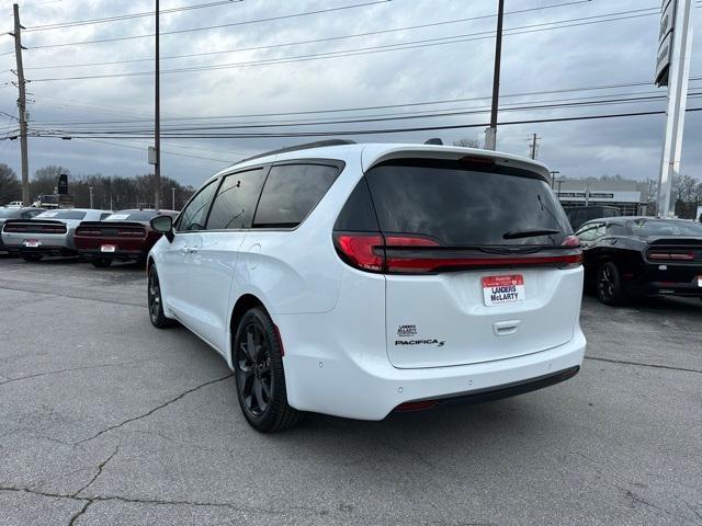 new 2024 Chrysler Pacifica car, priced at $44,885
