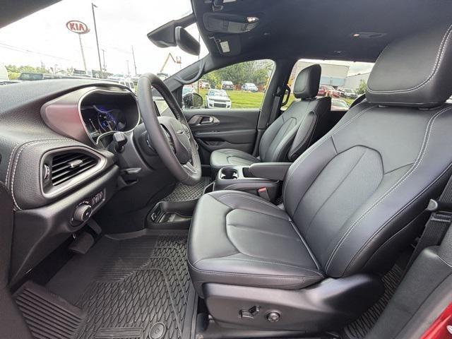 new 2025 Chrysler Pacifica car, priced at $43,022