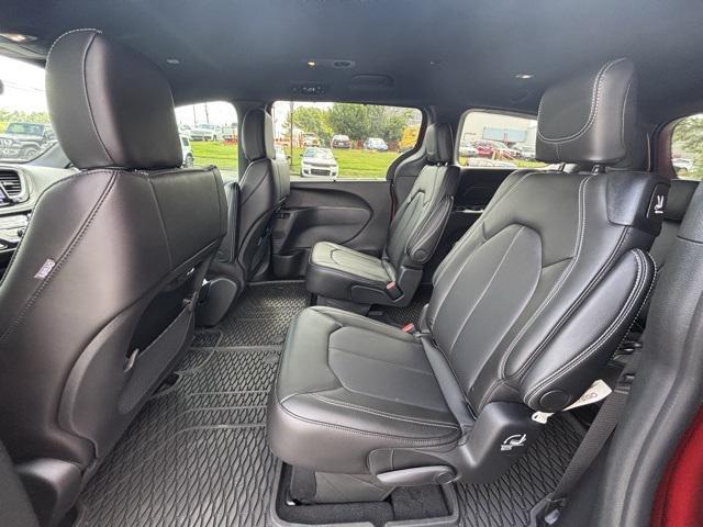 new 2025 Chrysler Pacifica car, priced at $43,022