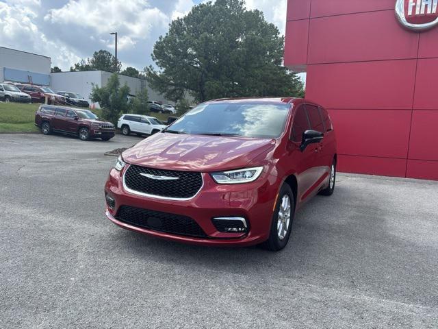 new 2025 Chrysler Pacifica car, priced at $43,022