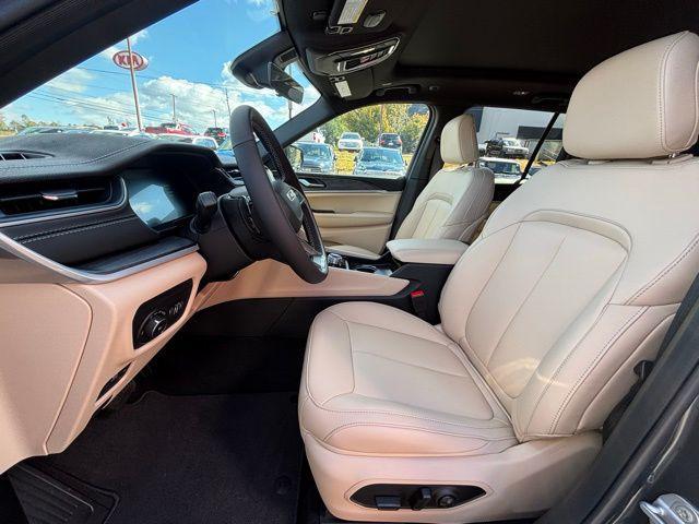 new 2025 Jeep Grand Cherokee car, priced at $36,755