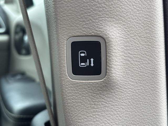 used 2021 Chrysler Pacifica Hybrid car, priced at $23,267