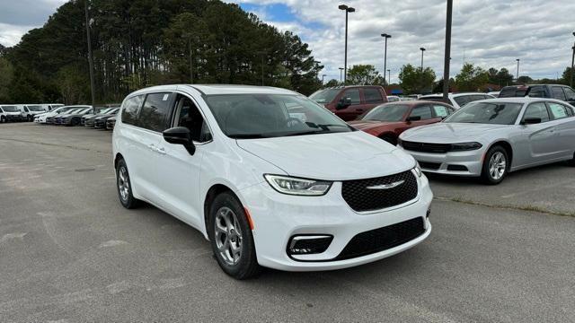 new 2024 Chrysler Pacifica car, priced at $45,665