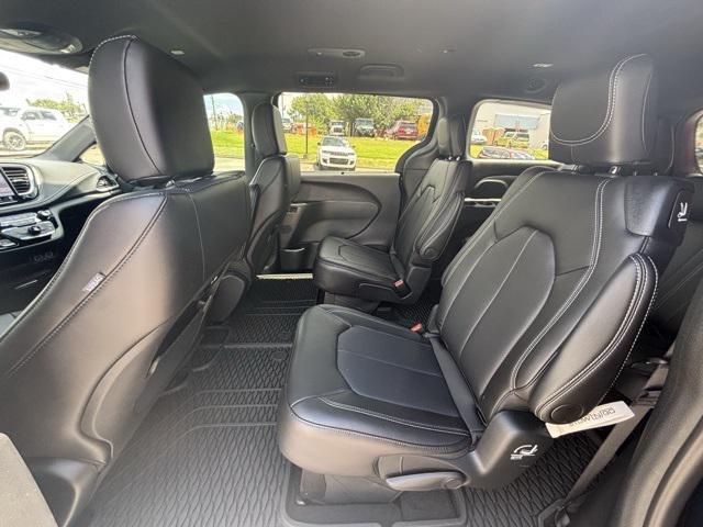new 2025 Chrysler Pacifica car, priced at $43,022
