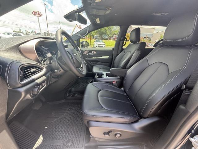 new 2025 Chrysler Pacifica car, priced at $43,022