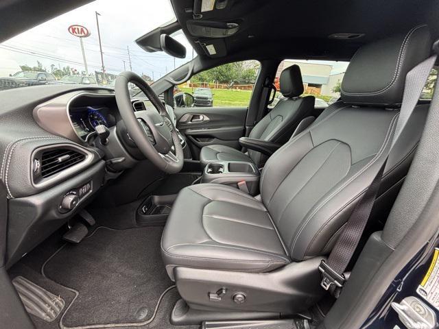 new 2025 Chrysler Pacifica car, priced at $40,027