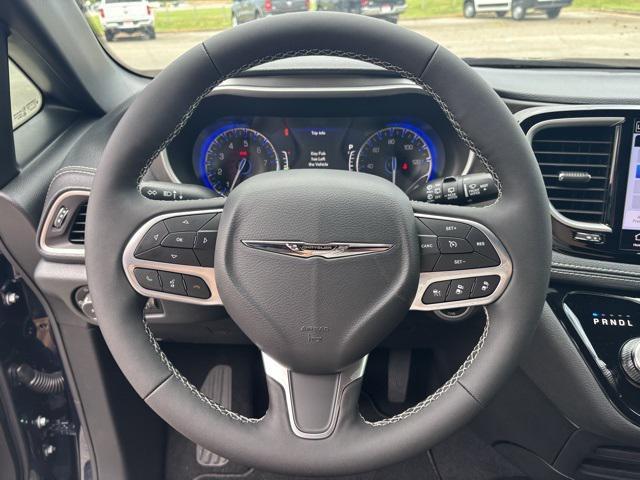 new 2025 Chrysler Pacifica car, priced at $40,027