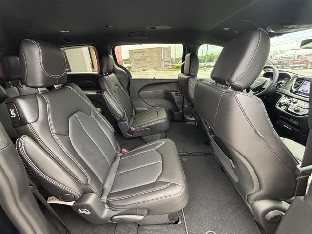 new 2025 Chrysler Pacifica car, priced at $40,027