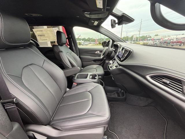new 2025 Chrysler Pacifica car, priced at $40,027