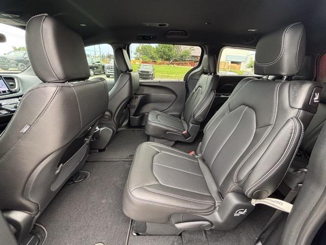 new 2025 Chrysler Pacifica car, priced at $40,027