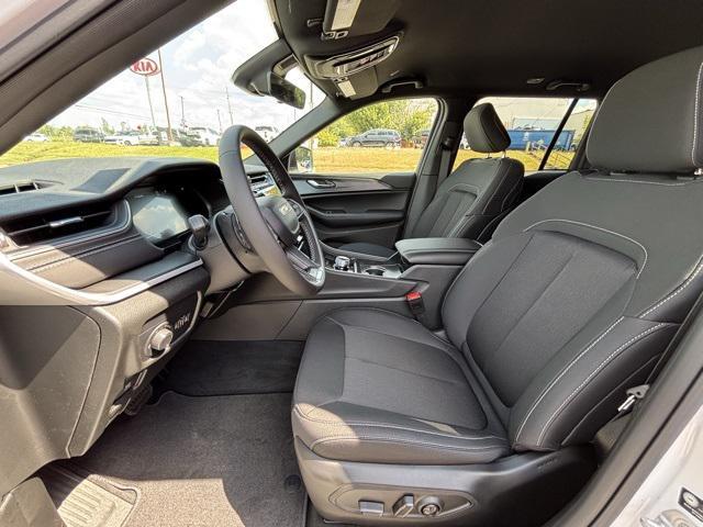 new 2025 Jeep Grand Cherokee car, priced at $28,974