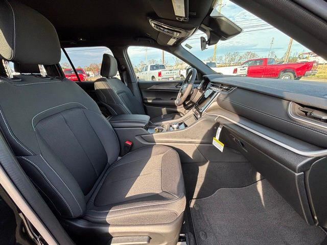 new 2025 Jeep Grand Cherokee car, priced at $32,300