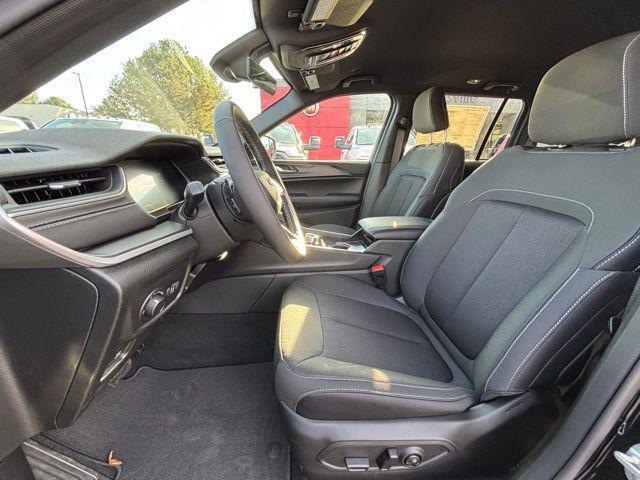 new 2025 Jeep Grand Cherokee car, priced at $32,300