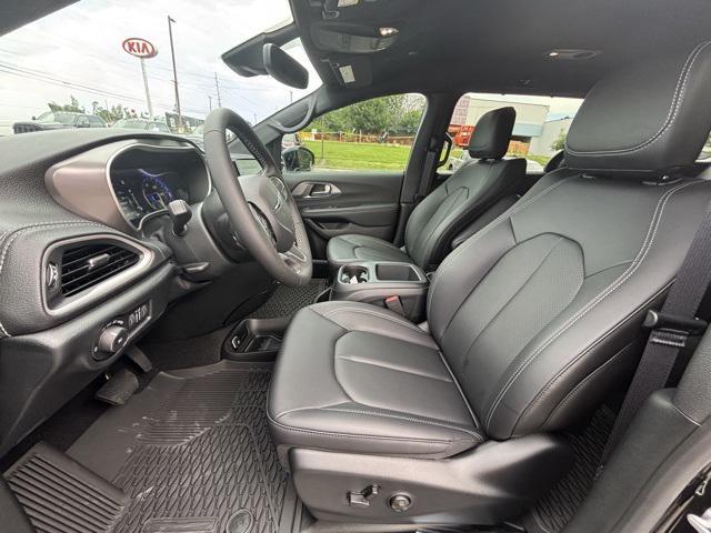 new 2025 Chrysler Pacifica car, priced at $40,527