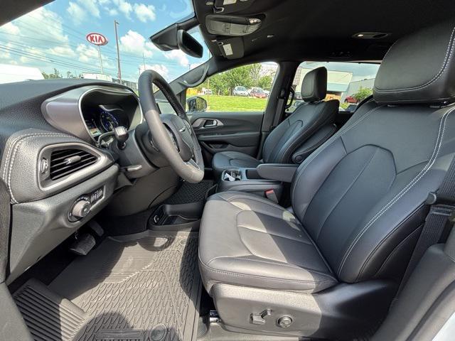 new 2025 Chrysler Pacifica car, priced at $40,527
