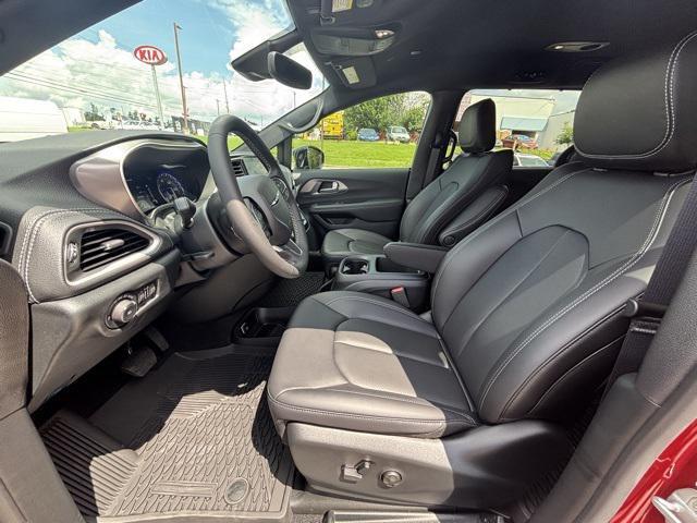 new 2025 Chrysler Pacifica car, priced at $41,022