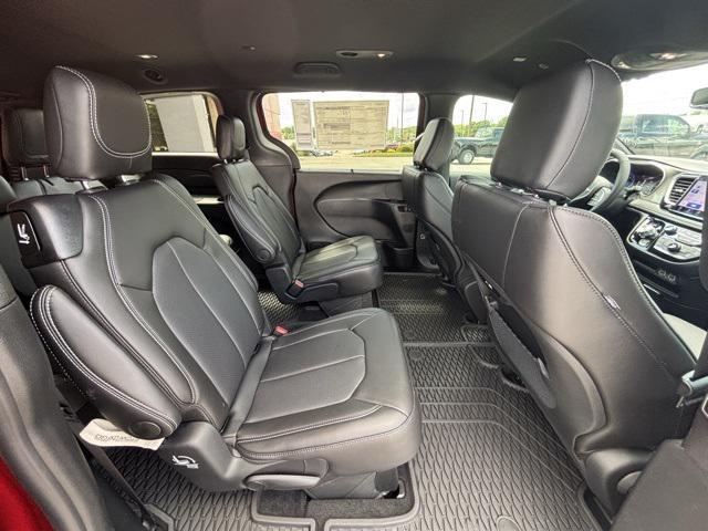 new 2025 Chrysler Pacifica car, priced at $41,022