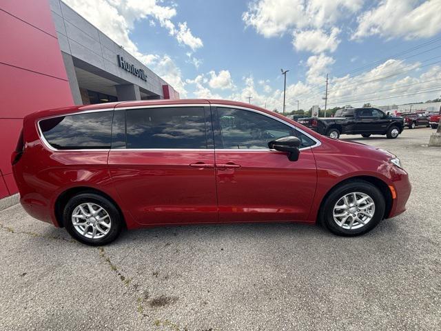 new 2025 Chrysler Pacifica car, priced at $41,022
