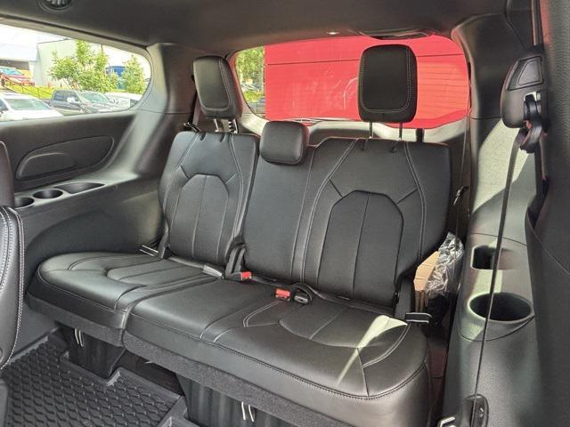 new 2025 Chrysler Pacifica car, priced at $41,022