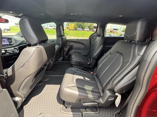 new 2025 Chrysler Pacifica car, priced at $41,022