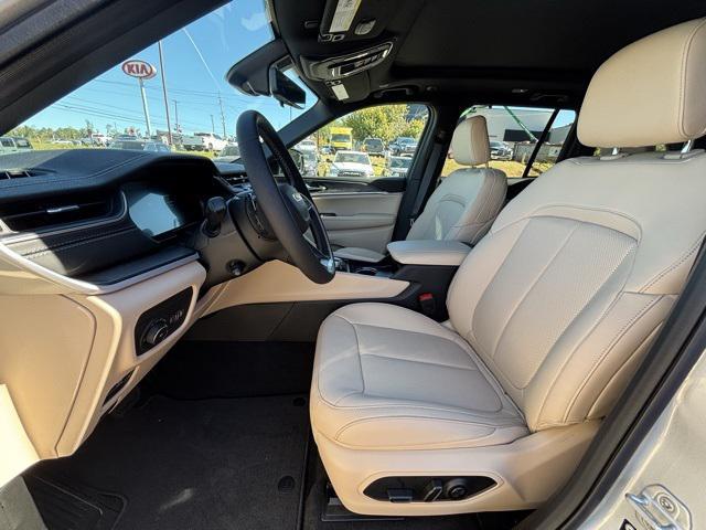 new 2025 Jeep Grand Cherokee car, priced at $45,180