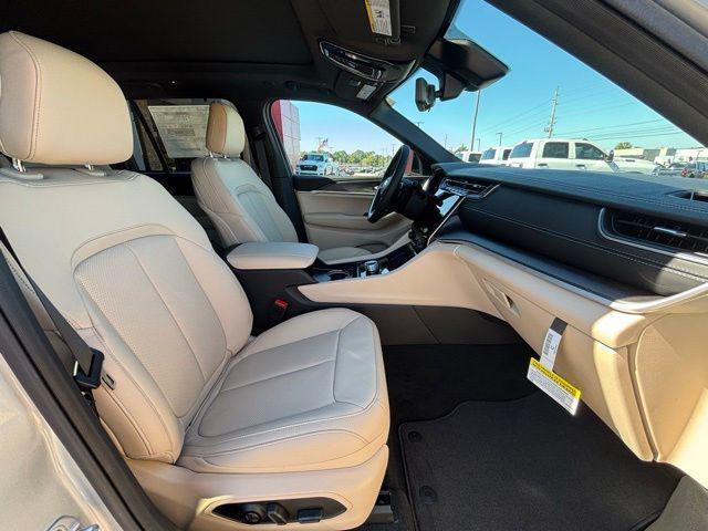 new 2025 Jeep Grand Cherokee car, priced at $39,680