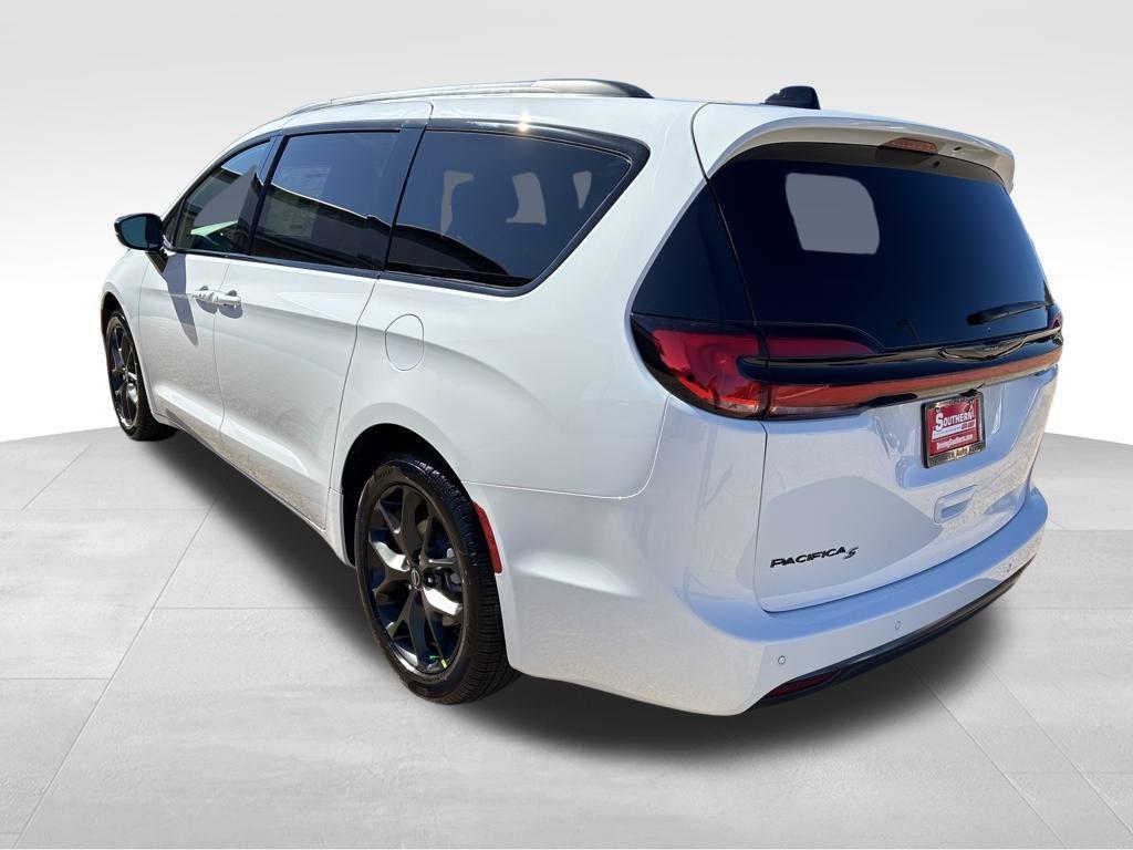 new 2026 Chrysler Pacifica car, priced at $44,472