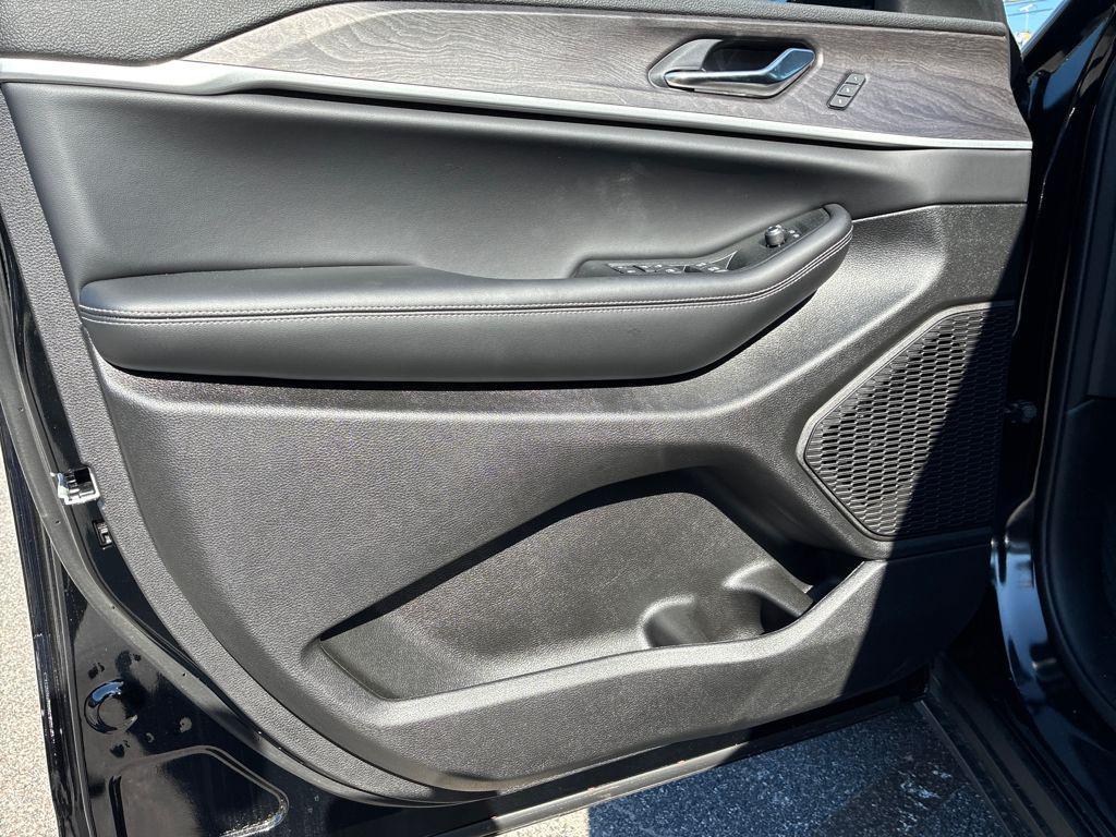 new 2025 Jeep Grand Cherokee car, priced at $40,259
