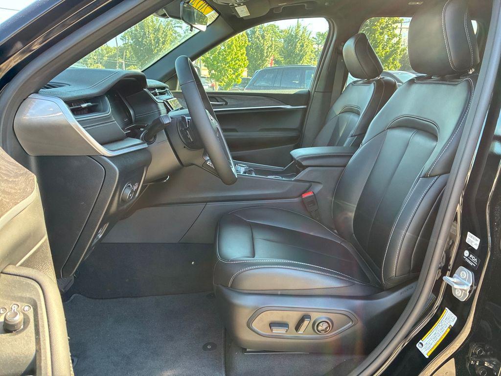 new 2025 Jeep Grand Cherokee car, priced at $40,259