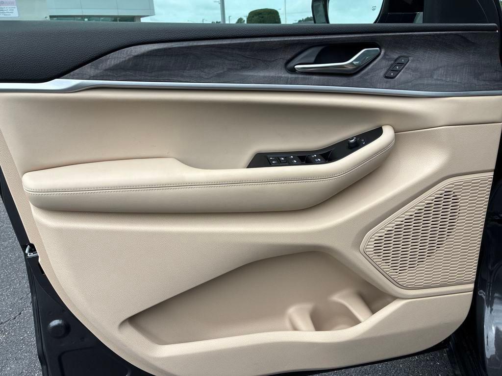 new 2025 Jeep Grand Cherokee L car, priced at $43,951