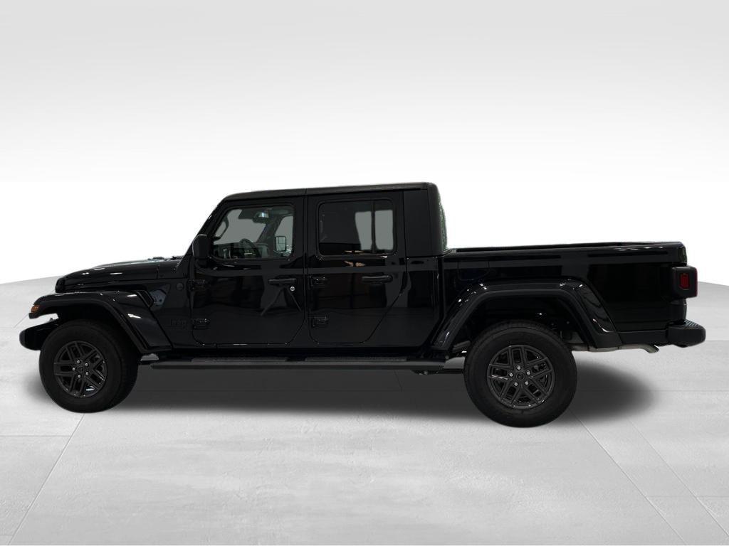 used 2024 Jeep Gladiator car, priced at $37,722