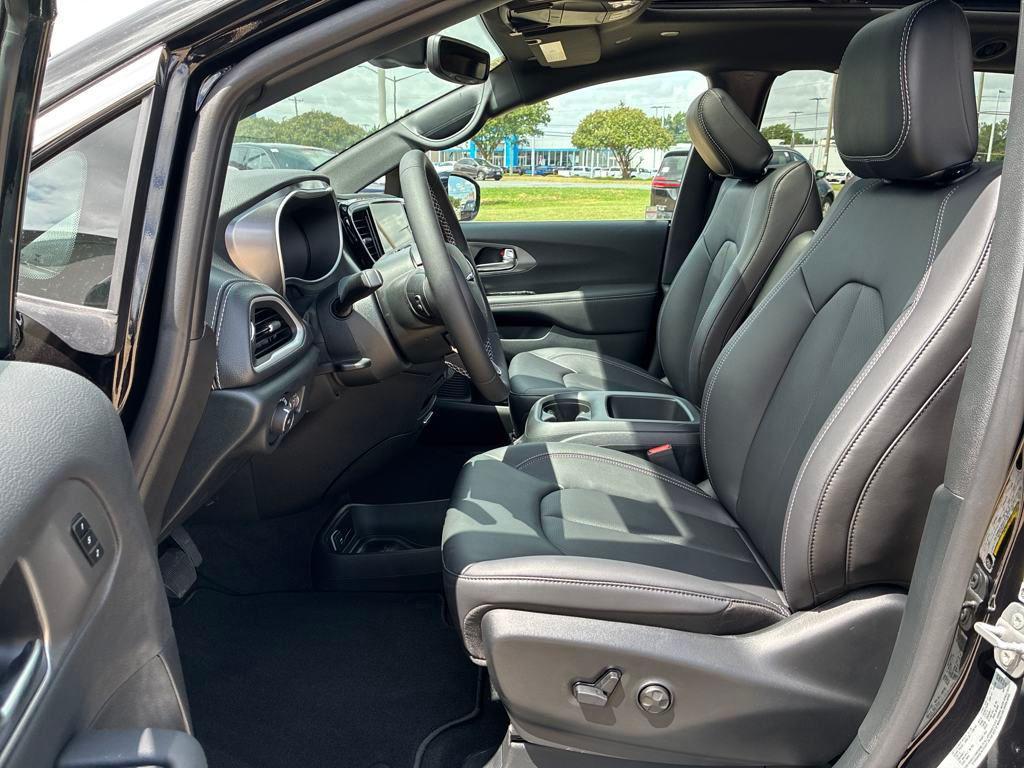 new 2025 Chrysler Pacifica car, priced at $40,383